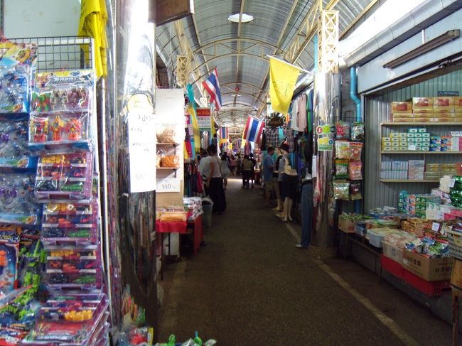 ノーンカーイのマーケット。<br />ラオスのマーケットと比べると清潔感があり、どこか洗練されているような気がするのは先入観のせいでしょうか？