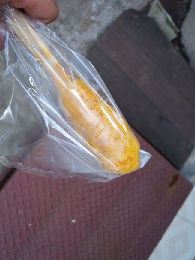 昼食が少なかったので屋台で購入。<br />キリタンポみたい、多分カオ・チー。5B、安い！