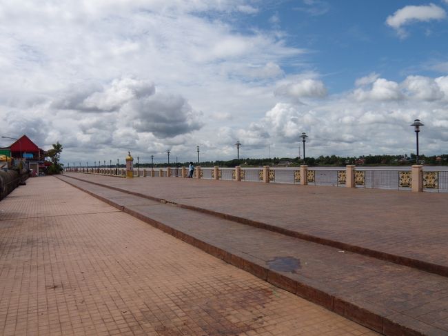 河岸は綺麗な遊歩道になっています。<br /><br />対岸は朝までいたラオス。ここはタイ。なんか不思議な感じ。