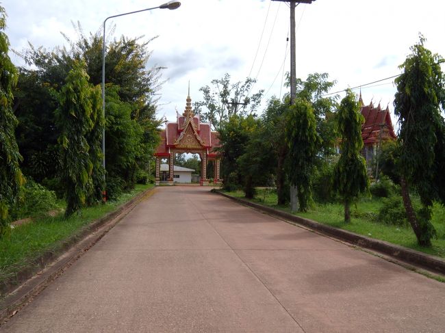 とりあえず川沿いの道を走る。途中で川沿いの道がなくなっので大きな道に沿って走りました。<br /><br />写真は途中にあった寺。