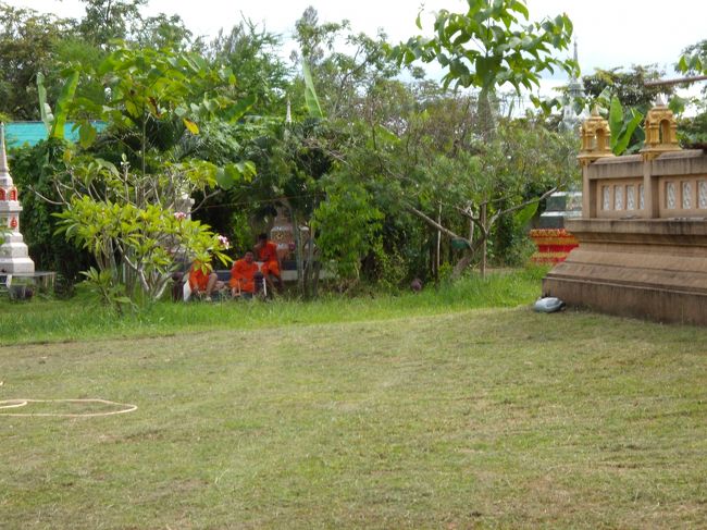 木陰で休憩するお坊さん。<br />修行しても暑いもんは暑い。