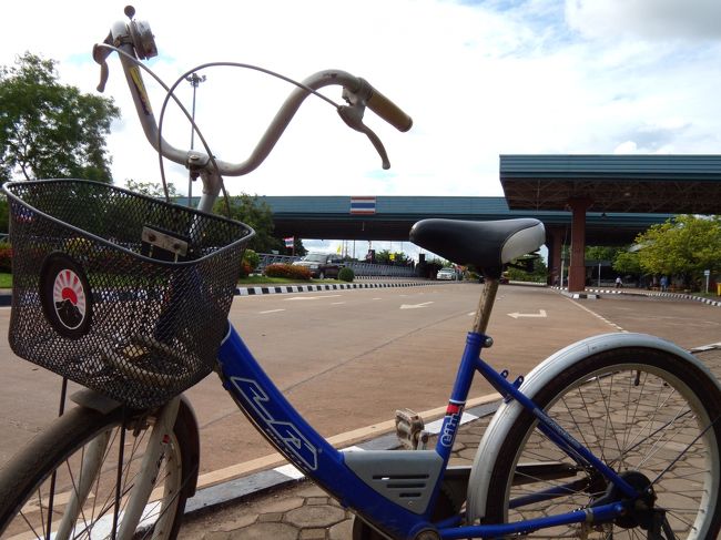 国境のゲートまで回ってきた。<br /><br />客待ちのトゥクトゥクが多い