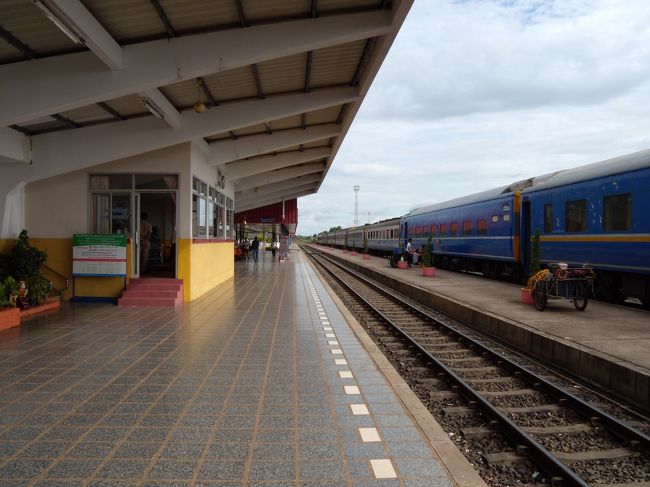 ノーンカーイ駅<br /><br />特に止められることなくホームまで入れた。<br />時刻表を見たけど電車の数はかなり少ないみたい。<br />駅の周りはトゥクトゥクも少なく、寂しいものだった。