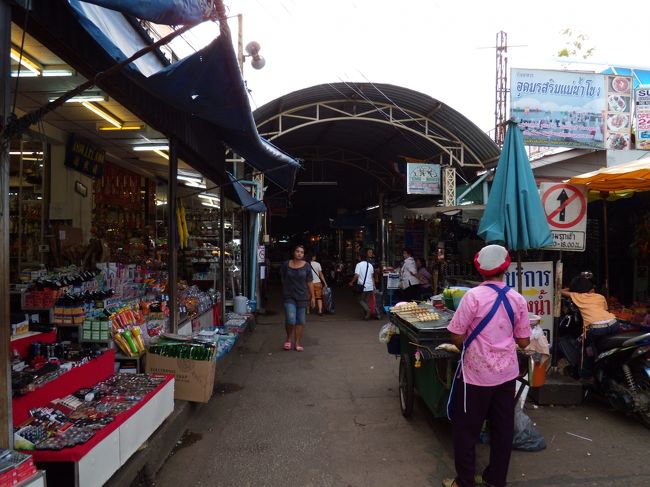 町まで戻り、自転車を返し、またマーケットに来た。