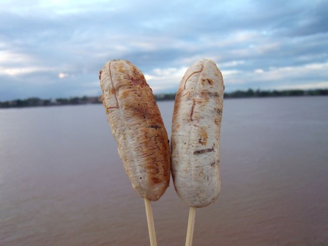メコン川と焼きバナナ（笑）。<br /><br />焼きバナナが売っていたので買ってみた。<br />1本2B。<br /><br />食べた感想は・・・<br />なんで焼いちゃったんだろ？