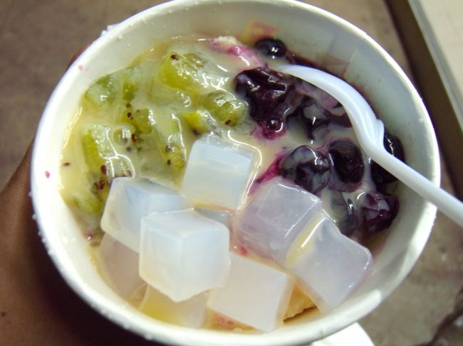 これは別の屋台で購入。<br /><br />普通のかき氷かと思ったら、ミルクの氷みたいなのをかき氷にしてた。日本で売ったら売れると思う。<br />トッピングは種類がたくさんあって、その中から3種類選べる。<br />25B<br /><br />食べ物はタイの方がラオスより断然上。安いし。