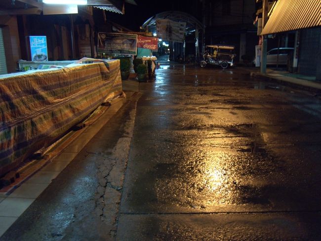 マッサージに行った。1時間170B。なかなか上手で気持ち良かった。<br /><br />「まあ、座ってお茶でも飲んで行けよ。」と言われ、マッサージ終了後、30分以上話し込んだ。ノーンカーイは1泊だけだと言うと、「忙しい旅をしてるな。」と言われてしまった。自分としてはゆっくりしてるつもりなのだけど、傍から見ると忙しく見えるのかもしれない。<br /><br />マッサージ屋をでると真っ暗だった。