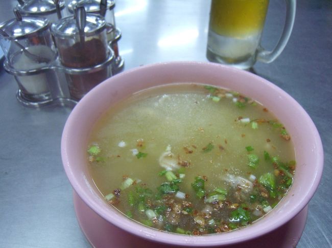 暗闇の中をぶらぶらしていると、明るい店があったので入った。<br /><br />本日2回目の夕食（笑）。スープにご飯が入った何か。雑炊とはまた違う。<br />値段は覚えてないけど割高だった。