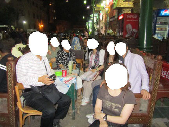 集合場所の喫茶店で仲良くなったツアーメンバーと。<br />この喫茶店はドリンクメニューは全部3ドルというわかりやすいお店でした。<br />レモンジュースが美味しかったです。