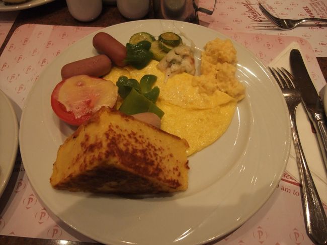 　さぁ、今回の旅行も残り僅か。今日はいよいよピラミッドを見に行きます。<br /><br />　ここまで、ツアーはイヤだ。自由旅行だと、集団を避けてきた私達ですが「クフ王のピラミッド」は、毎日先着３００人しか中に入れないと聞いていたので、これはエジプトまで来て中に入れないのは悲しすぎると思い、「クフ王のピラミッドに入れる」と詠っている現地発着のツアーを日本で予約していました。<br /><br />　朝ごはんを食べて、ロビーで迎えを待ってたんだけど、約束の時間になっても誰も来ない。約束の時間から１５分ほど経過したので、さすがにおかしいと思ってホテルのフロントの人に、話をしてみるも「１５分くらいの遅れで何を言ってるんだ。これだから日本人は。。。(←半分言葉が理解できていないので想像)」と言われたので、もうちょっと待ってみようとなり。。。でも３０分経過しても迎えが来ないので、エジプト国内の電話番号である緊急連絡先に電話してみると、「す、すいません、向かってます」とのこと。うーん、とりあえずひと安心だけど、もうピラミッドの整理券配布の時間が近づいているのに、間に合うのか、うちら。<br /><br />　その後も、一向に迎えが来ないので、頻繁に緊急連絡先に電話するも、向かってますの一点張り。<br /><br />　結局、１時間以上遅れて、迎えの車がやって来ました。<br /><br />　これまでのエジプト人にしては珍しく(？)、遅れたことに対してめっちゃ謝ってくれてるんですけど、うちらはとにかく「ピラミッドに入れるのか？」と質問。コレに対して、「大丈夫は入れます」との回答。もう整理券の配布は始まってるのに、ホントに大丈夫なのかと思いつつ、「ピラミッドの入れれば怒らない」とガイドに伝えてギザのピラミッドに向かいました。