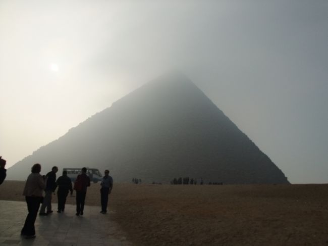　カイロから１時間弱。念願のピラミッドです。予想以上に大きい！<br /><br />　朝もや(？)が出ています。ちなみに、ガイドに「入れるんだろうな？」と話をしている、ワタクシの後姿も写ってます(^^;<br />