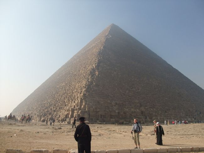 　まずは、クフ王のピラミッド。もう、大きすぎて、かなり離れて写真撮影するも、全体が入り込みません。