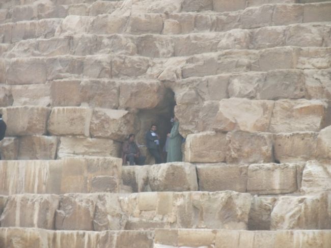 　写真はそのピラミッドの入り口。ここからは写真撮影禁止に付き、写真がありません。が、天井が低く、人の吐く息で(？)かなり湿度の高い空間を、幾分歩くと、「大回廊」、そして「王の間」に行くことが出来ました。テレビで見た、あのピラミッドの中に自分が入ってるかと思うと、感動でございました。<br /><br />　しかーし、通路は狭いわ天井は低いわで、そんな中、上り下りしなきゃいけないので、かなり体力を使いました。３〜４日ほど筋肉痛治らなかったですし。いや、これ本当ですよ。