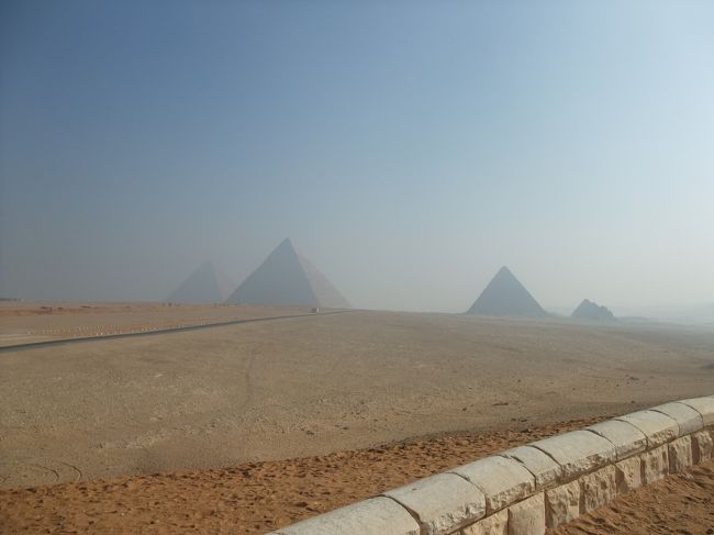 　クフ王のピラミッドの近くを離れて、３つのピラミッドが一緒に見れる展望スペースに移動。