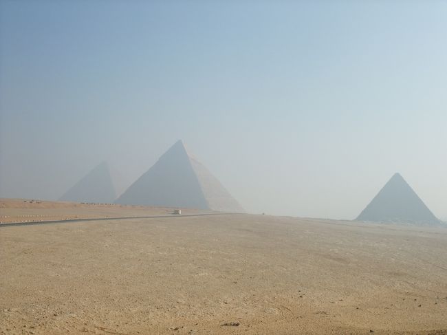 　クフ王・カフラー王・メンカウラー王のピラミッドが見れるんですけど、もやってて、くっきりとは見えませんでした。