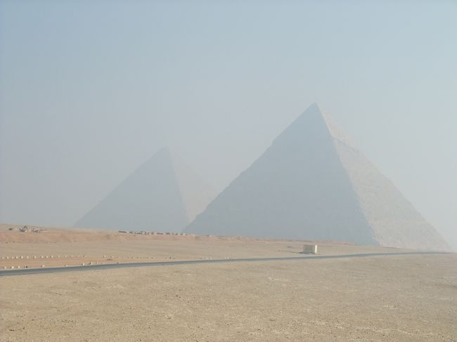 　カフラー王のピラミッドのアップ。<br />　頂上付近には、石灰岩で出来ているという外装が残ってます。