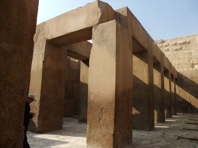 　もっと間近で見るために、スフィンクス神殿の中に入っていきます。<br />