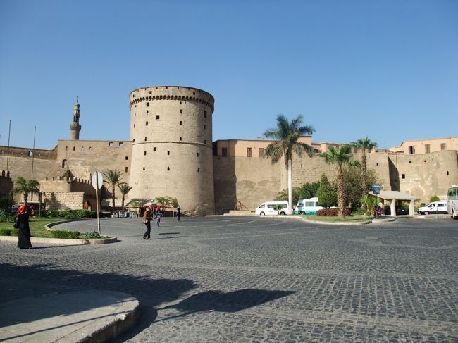 　ピラミッドエリアの後にやって来たのは、「イスラーム地区」です。<br />　その入り口。石畳の広場が綺麗です。