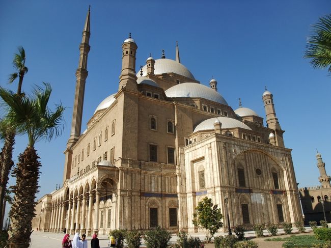 　こちらが、イスラム地区の中でも、一番有名(だと思う)な「ムハンマド・アリ・モスク」。<br />　よく見ると、外壁の窓には、象眼模様（でしたっけ？）の装飾が施されています。<br />