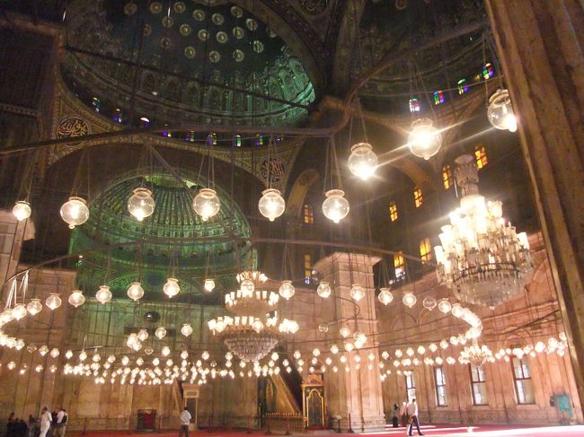 　ドームの天井からつるされたランプがすごい！