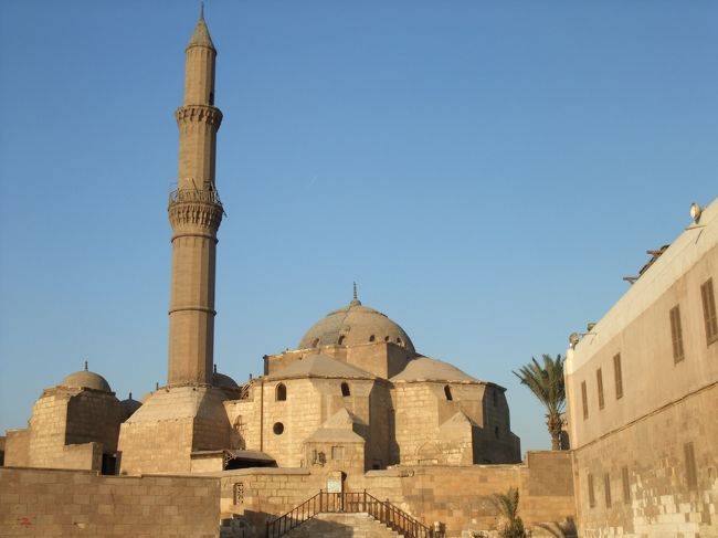 　イスラム地区シタデルの隅っこにある、スレイマン・パシャ・モスク。<br />　閉館時間直後だったんだけど、受付の人（警官？）が良い人だったのか、入れてくれました。ルクソールと違って、チップは要求されませんでしたよ。