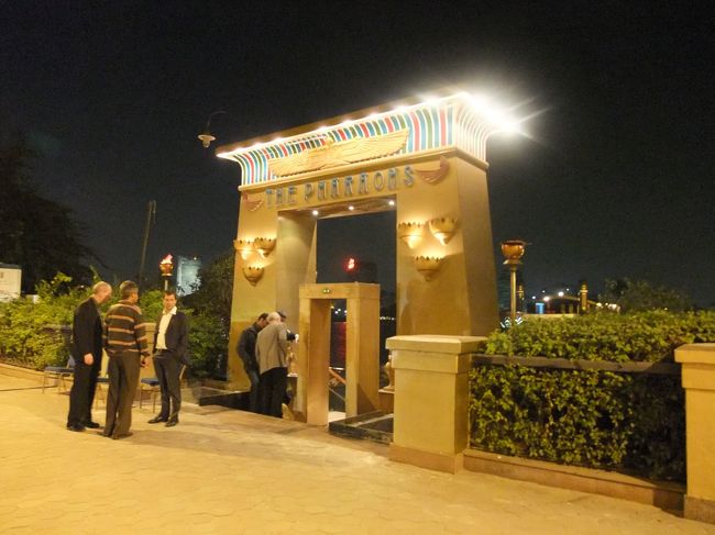 　クルーズ船への入り口。予約してないけど、入れるかなー？