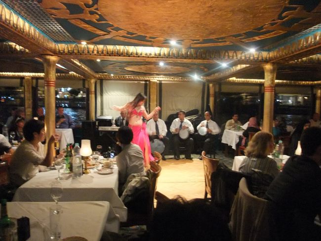 　ピンクの衣装のお姉さん。<br />