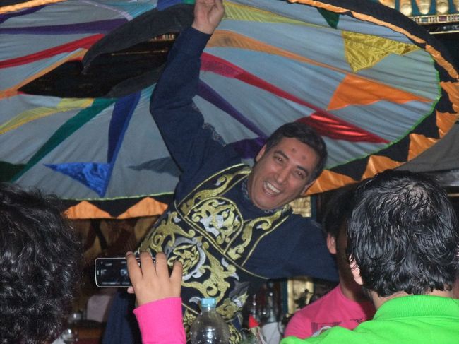 　布を回しまくるおじさん。