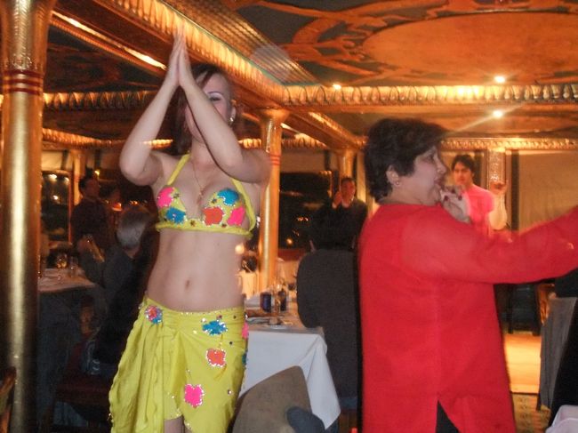 　黄色い衣装のおねえさん。<br />　エジプトのベリーダンスは、どっちかというと激しくなくて、ゆるーりとした感じ？