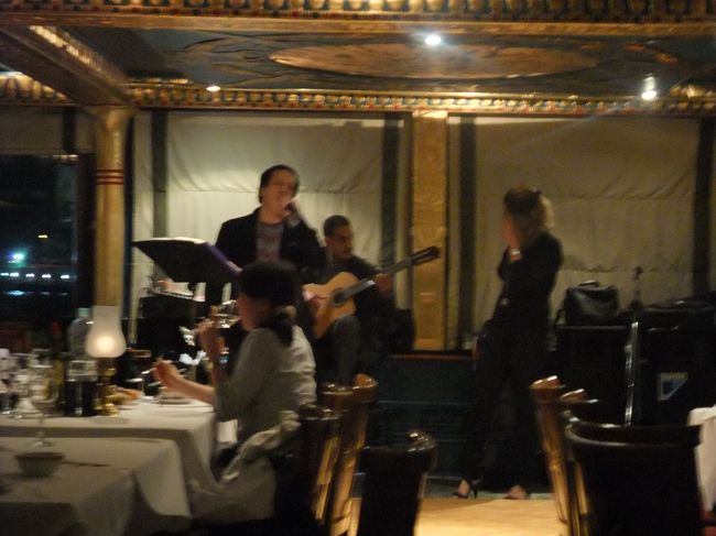 　ダンスの後は、なぜか渋い声のおじさんの歌謡ショーに。<br />