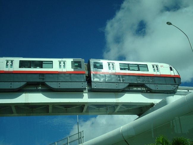 仕事の休みが少し取れたので沖縄にでも行ってのんびりしようかと。<br />奄美大島、宮古島は行ったことがあるのに、なぜが本島に初上陸の俺。<br />１０月後半というのに、晴天のためか飛行機降りるなりＴシャツ１枚に。<br />いやぁ、沖縄って感じです。初めて見る「ゆいれーる（？）」にテンションも上がり気味で沖縄旅行スタート。