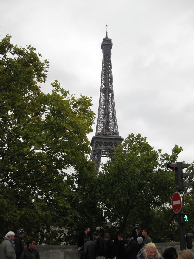 １０月１７日・パリ到着。<br />不安でいっぱいだったが、ロストバッゲッジにも遭わずに済む。<br />出迎えてくれた日本人女性ガイドにもホッとしたし、<br />親切な現地ドライバーにも重ねて安心した。<br />パリの街は、どんより曇っていて寒かったがまずは２人ともホッとして<br />バンでホテルに向かう。<br /><br />荷物を置いて、メトロでエッフェル塔へ。<br />駅に近く、乗り方もすぐわかった。<br />駅も車内も汚かった・・・言われるとおり。<br />これが、パリか・・と思う。<br /><br />トロカデロ駅到着。<br />物売りの人や、イベントでごったがえ。<br />そして、そびえるエッフェル塔。<br />え〜。これが・・・想像していたものと少し違う。<br />さあ、登ろう・・