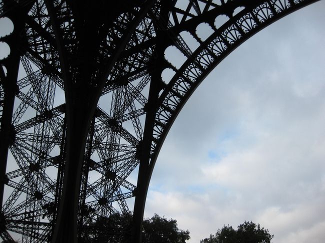 かすかな、青空と撮る。<br />レースみたいという表現がまさにぴったり。<br />細かな造形。鉄骨の最大オブジェだね。<br />１００年前・・・すごいとしか言えない。<br /><br />階段で２階まで登る