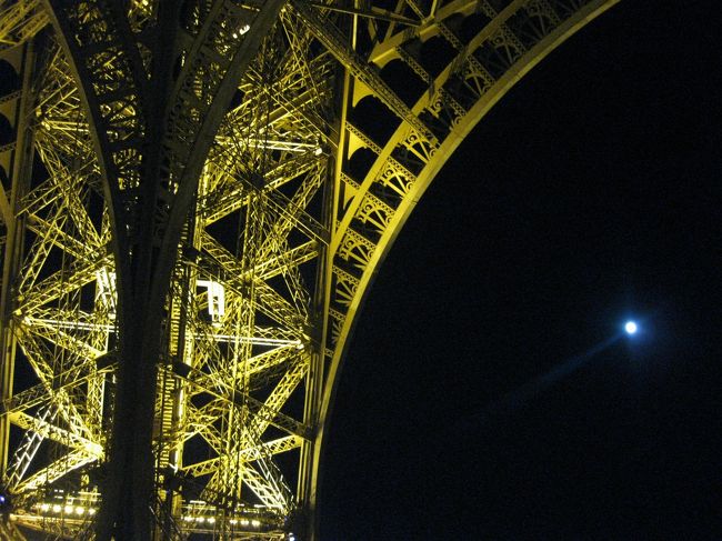 偶然、同じ位置から撮っていた。<br />月も輝く、夜のエッフェル塔。<br />