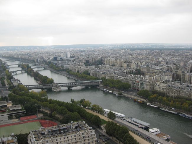 このメトロを撮るために少し待つ。<br />これにも乗りたかったが、わざわざという気持ちには<br />旅の途中ではならないものだった。<br /><br />遠回りしてでも乗るべき？だったかな。<br /><br />心残り・・・<br /><br />自由の女神像が遠くに見える。