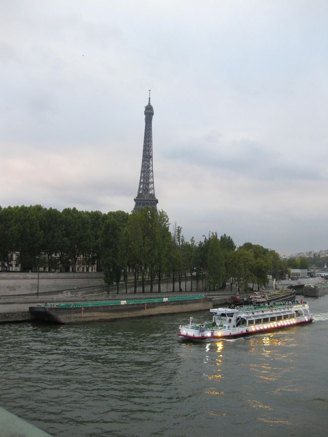 下りて、アルマ橋まで出てくる。<br /><br />ようやく、パリに来たと実感できたのがこの辺り。<br />街角から見え隠れするエッフェル塔。<br /><br />すんなりと計画が遂行されて満足している頃。