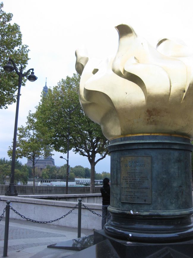 ダイアナ妃が亡くなったという、道路の上で・・<br />イタリアだと勝手に思い込んでいた。<br />パリを調べるまでは・・・<br /><br />