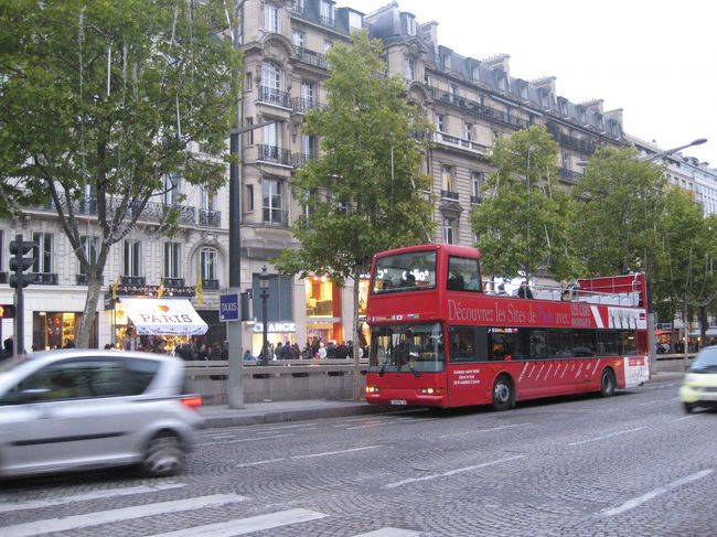 この赤いバスも当初乗る予定だったんだ。<br /><br />ついてなくてもよかった。<br /><br />黄色いバスとこのバスはよく見たな。<br /><br />