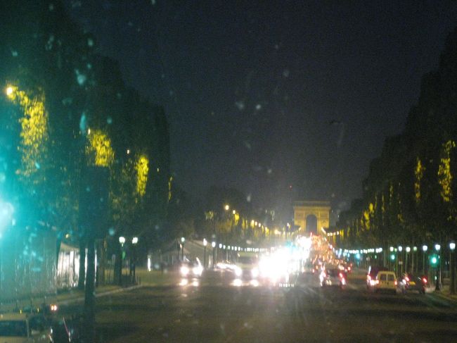 １０月１８日・モンサンミッシェルへ。<br /><br />早朝。シティラマへの集合も問題なかった。<br />２階建てのバスで、眺めもよい。<br /><br />必死に、シャンゼリゼ通りを写す。<br /><br />このあと、朝日が差し込む光が綺麗だった。<br />田園風景・牧場・麦畑・いいお天気だった。<br />あの、風景は忘れないだろう。<br />もっと、写真に収めておけばよかったと後悔。