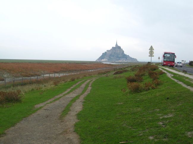 到着。<br />歩く・・ここは、普通ツアーでは車内からの眺め。<br /><br />損したような、得したような・・ただ歩く。<br />ここをこうやって歩くことも、旅の記念。