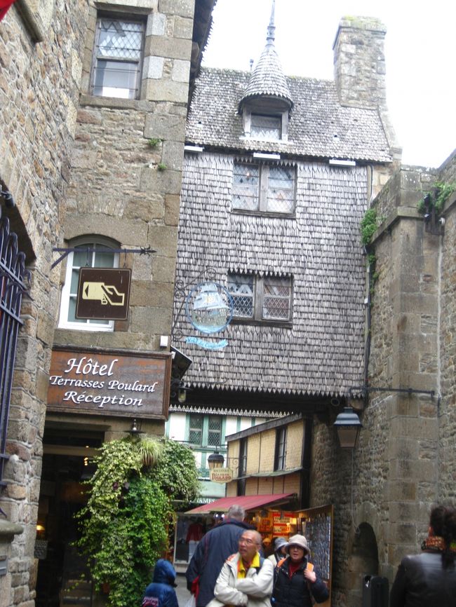 村の風景も、紛れてみると何でもない感じだった。<br /><br />日本でいう参道なんだな。<br /><br />