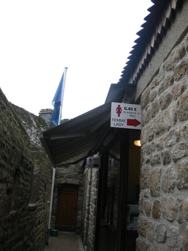 最初に入った、トイレ２人で０．８ユーロ。<br />いつ、出くわすかわからないので、見つけた所で<br />済ますことにする。<br /><br />でも、中のトイレは無料だった。<br /><br />どんなトイレかわからないけれど・・まあいい。