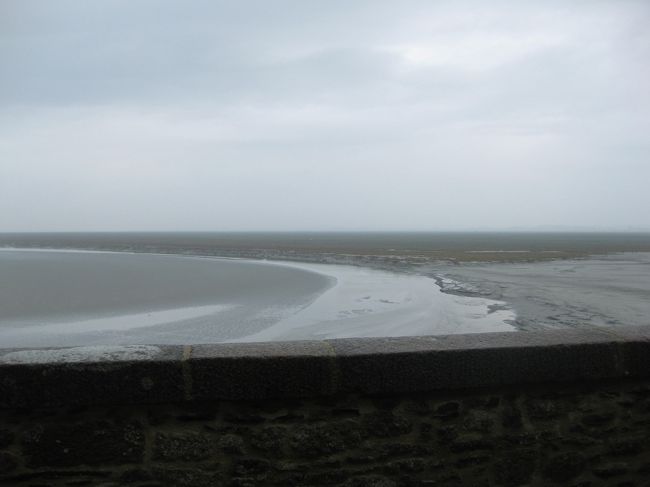 海に続いていると、改めて思う。<br />そうだ、ここは島なんだと・・・<br /><br />青い空ならばもっと、ばしばし撮るだろうに。<br /><br />このあと、集合時間までずいぶん時間があった。<br />ゆっくりお土産を見る。<br /><br />ボーダーのシャツ。塩バターキャラメル<br /><br />クッキー・サブレを持った人がたくさんいた。<br />やはりこちらが定番。<br />カルディで買って試食済みだったんで、<br />キャラメルにした。お手ごろだし・・<br />小３個・中１個・大３個。