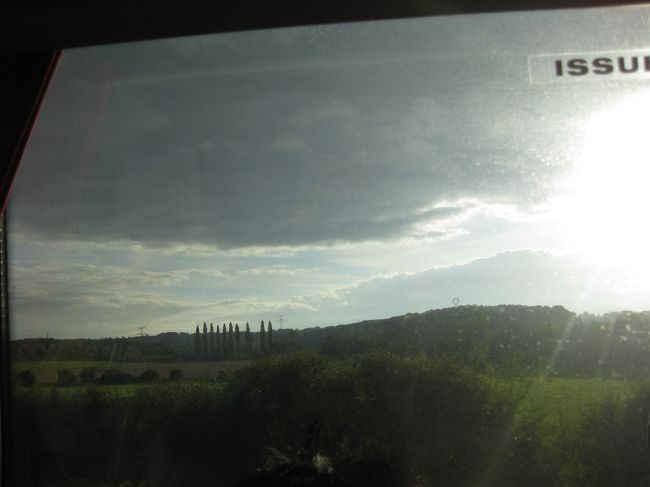 パリに戻る。<br /><br />ようやく、日が射してきた。<br />唯一、車窓からの田園風景。<br />可愛い家や、牛・・いっぱいいい風景が車窓に<br />拡がっていたのに、撮っておくべきだった。<br />目に焼き付けときましょ。<br /><br />ＳＡ、給油が混んでいたようで、かなり時間に<br />余裕があった。ゆっくり休憩。水のみ購入。<br /><br />車内では、よく寝た。<br />起きると、９時ジャストのシャンパンフラッシュ！<br />綺麗だった。遠くからでもきらきら☆☆