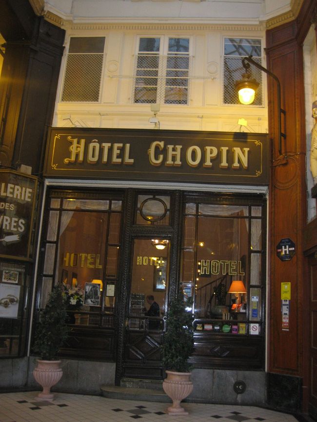 パリらしい、こんな姿をもっとゆっくりと<br />見ても良かったな。<br /><br />店が開いていたなら、もっと活気があったんだろうな。<br /><br />