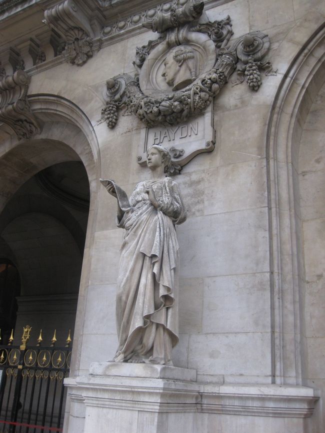 ９：００過ぎオペラ座到着。<br />誰もいない・・・<br /><br />階段に座り、忙しいパリの通勤風景を眺める。<br />どこから、入るのだろう？<br /><br />外国の団体客の行くほうへ・・・<br />裏口が入り口だったのだ。<br />簡単なセキュリティーチェック。すぐ入れた。<br />９ユーロ。スチューデント５ユーロ。