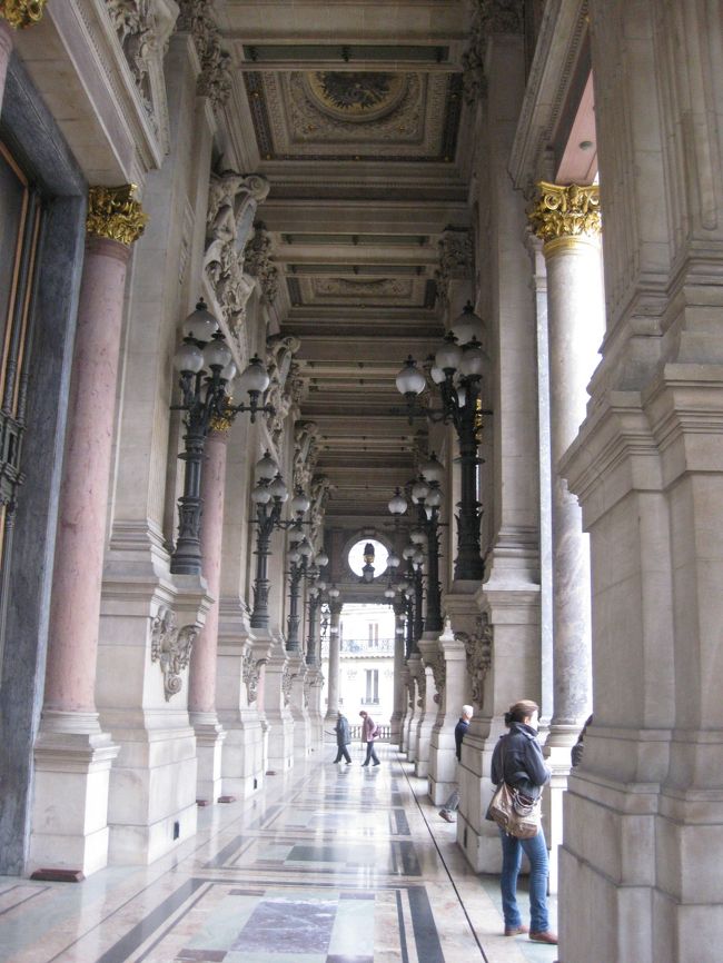 オペラ座のすべて・・（牧瀬里穂）で見たテラス<br />知ってて良かった・・<br /><br />リハーサル中だからシャガールの天井画は見れず。<br />何かしら、障害があるけれど、行ってよかった。<br />９ユーロの価値充分。<br /><br />お土産は、メモ帳