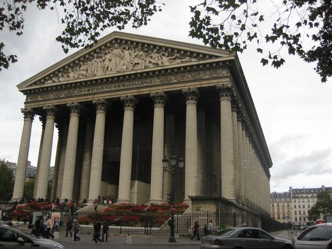 サントノーレでは、モンクレを見る。<br />いいけど高い。センスはさすが・・・<br /><br />マドレーヌ界隈はカフェや食材店が多い。<br />ゆっくり見たいが、高そうだしトイレ探し・・・<br />無難にフォーションに入る。<br /><br />オレンジジュースと、アールグレイ８ユーロづつ。<br />ゆっくり、休憩した。<br />パリの街はとにかく歩く・・そして、休憩また歩く・・<br />腰が痛くなってきた。