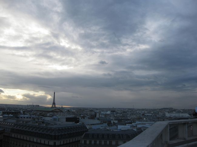 もうひとつ、忘れてはいけないこと。<br />屋上にあがること。<br /><br />ひんやりして心地よかった。<br />一望・・・夕暮れ・・パリの街並み<br /><br />これで、私は満足♪<br /><br />結局、オペラ座付近での買い物は<br />Ｈ＆Ｍでのみだった・・・