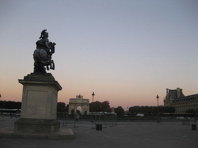 １０月２０日　ルーブルへ。<br /><br />のはずが、ストでクローズ。<br />朝一番に乗り込んだのに、残念だった。<br />２時間ほど、寒風の中、待ちぼうけも旅の思い出。<br /><br />ストに遭うなんてまあそうそうないことか・・・<br /><br />一番乗りは、またも逃す・・・３度目。